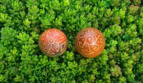 Традиционни Великденски яйца изрисувани с восък