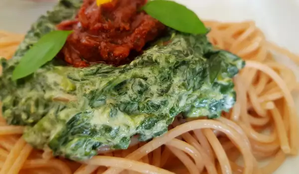 Здравословни пълнозърнести спагети със сушени домати и спанак
