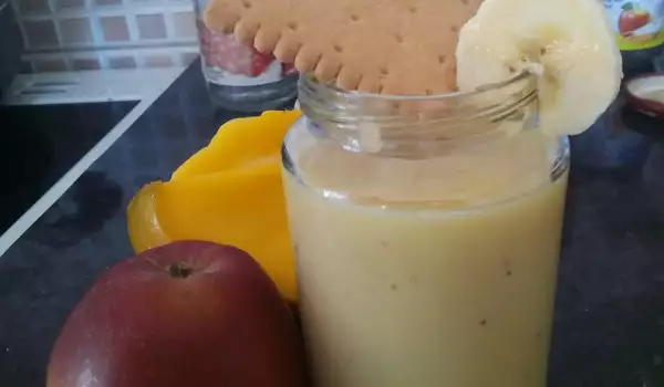 Плодов йогурт с манго и бисквити