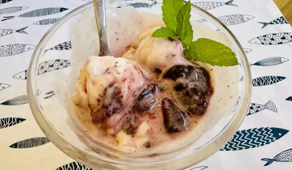 Домашен йогурт сладолед с конфитюр