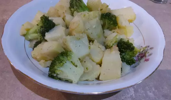 Задушени картофи с броколи