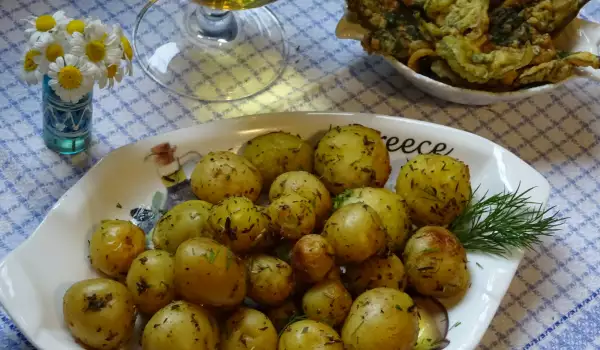 Цели задушени пресни картофи