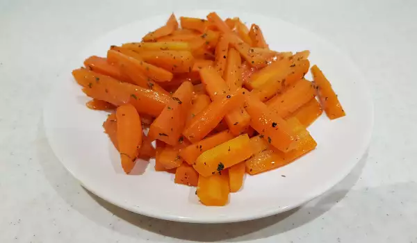 Задушени моркови с масло