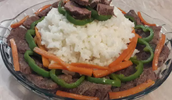 Задушено телешко с ориз и зеленчуци