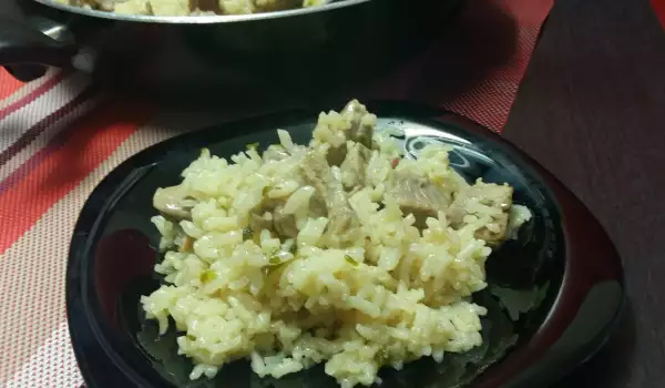 Задушен ориз със свинско