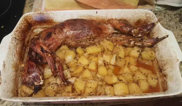 Печен заек с плънка и картофи на фурна