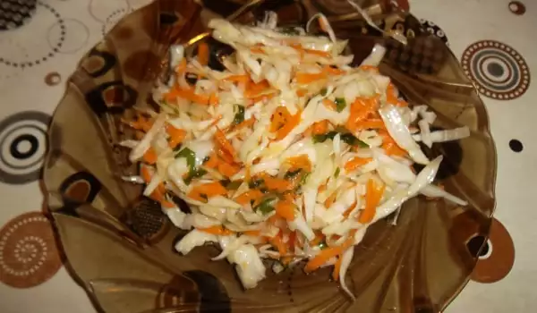 Зелева салата с моркови