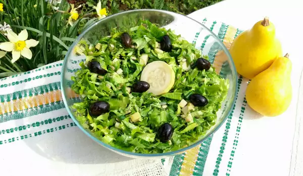 Зелена салата с кисели тиквички
