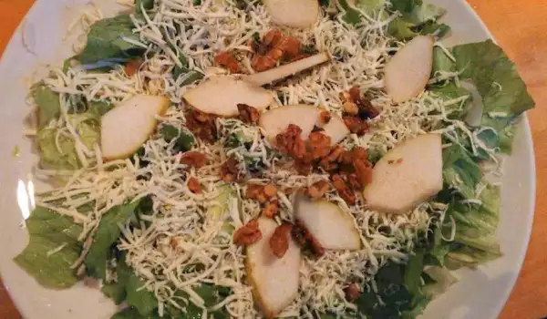 Зелена салата с авокадо, круши, синьо сирене, орехи и мед