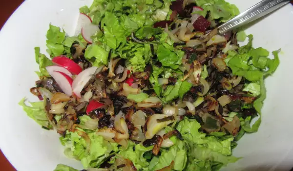 Витаминозна салата с цвекло, маруля и лук