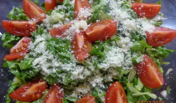Микс зелени салати с чери домати и пармезан