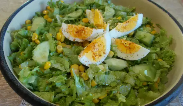 Зелена салата с яйца и царевица