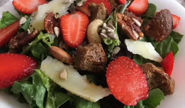 Зелена салата с ягоди, пармезан и орехи пекан