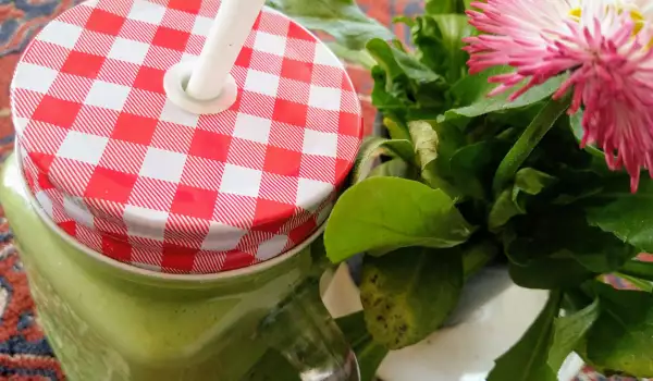 Полезна зелена студена супа в чаша