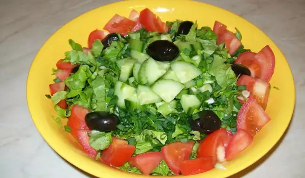 Зелена салата с домати и краставици
