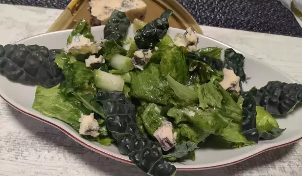 Зелена салата с кейл и синьо сирене