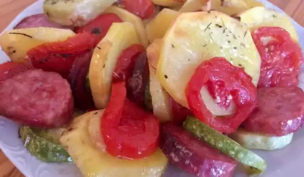 Зеленчуци с наденичка на фурна