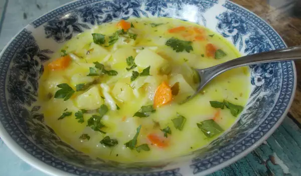 Зеленчукова супа с прясно мляко и куркума