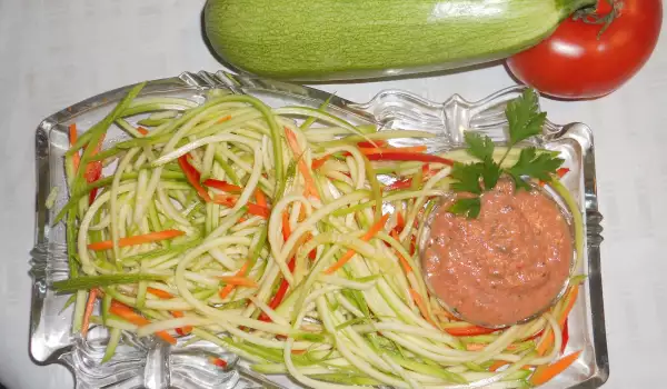Зеленчукови спагети със сос