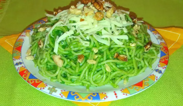 Зелени спагети с коприва и кашкавал