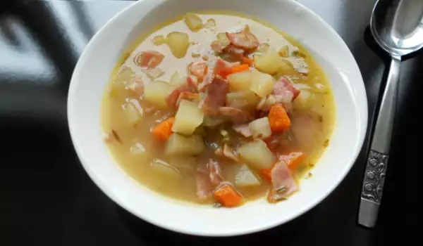 Зимна картофена супа със запечен бекон и шунка