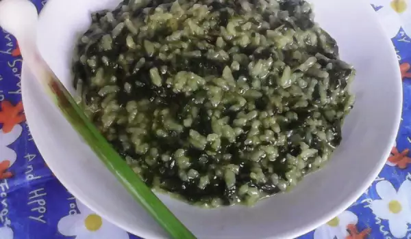 Готвен ориз със спанак