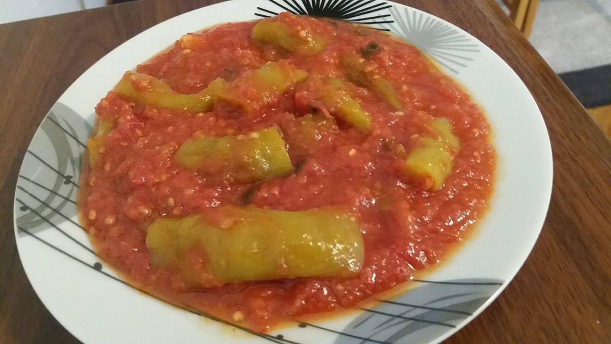 Апетитка с чушчици която очаква вашите отзивиНеобходими Продукти● домати