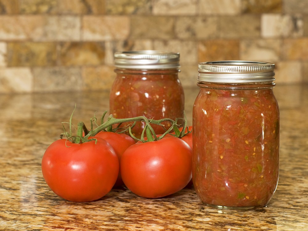 Класическото доматено пюре е незаменим помощник в кухнята и се