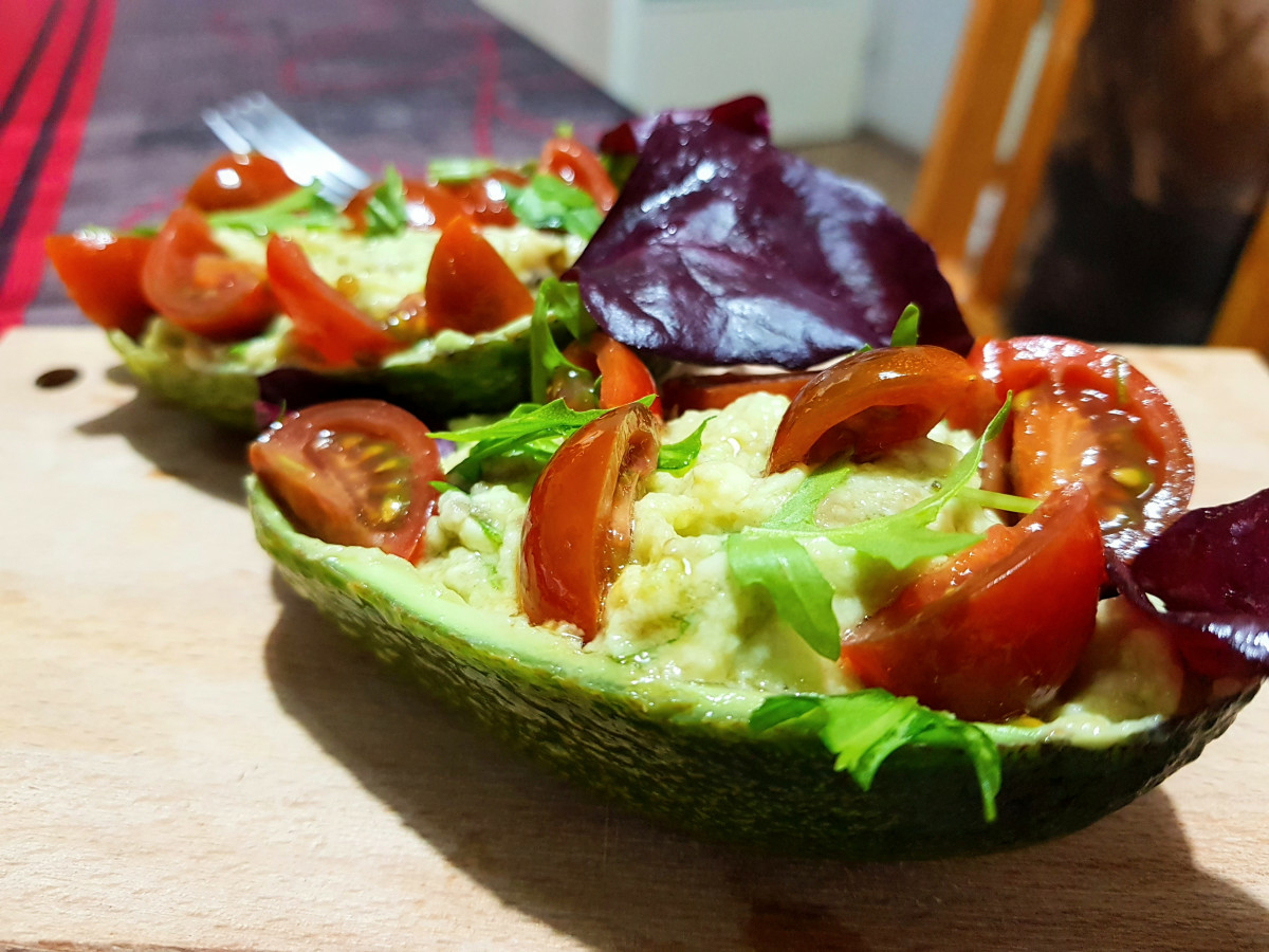 Специална салата с авокадо и чери домати здравословна и