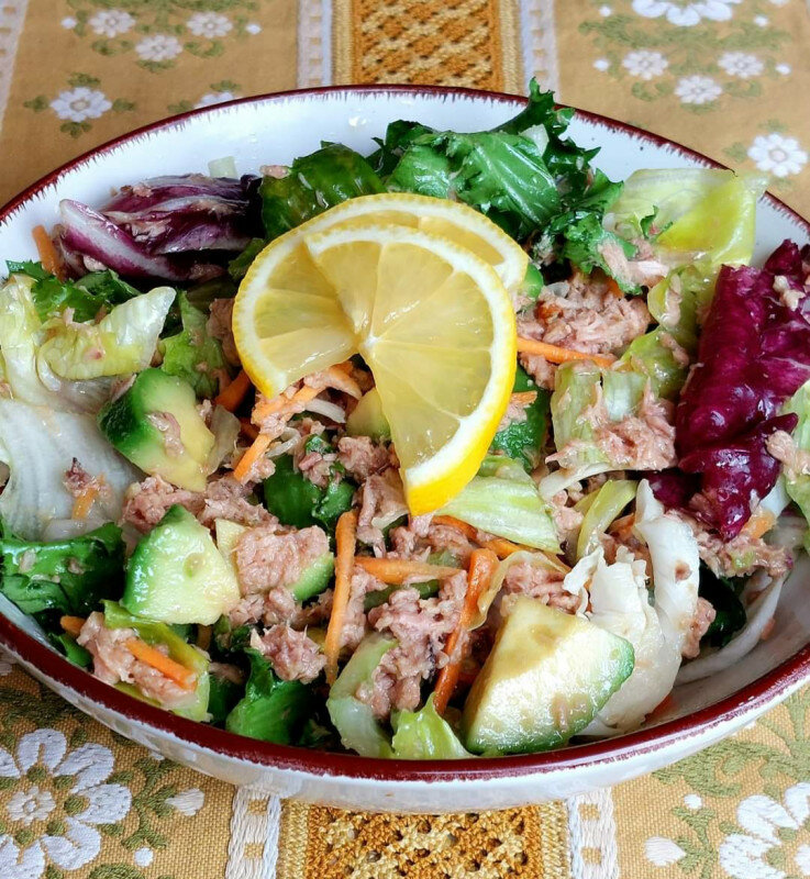 Питателна и здравословна салата с риба тон и авокадо