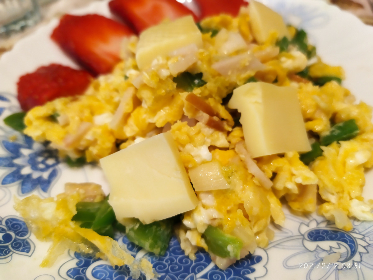 Класическо бързо хапване от бъркани яйца със сирене и праз