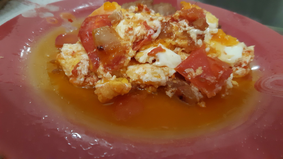 Бъркани яйца със домашна сланина и домат - щастие за