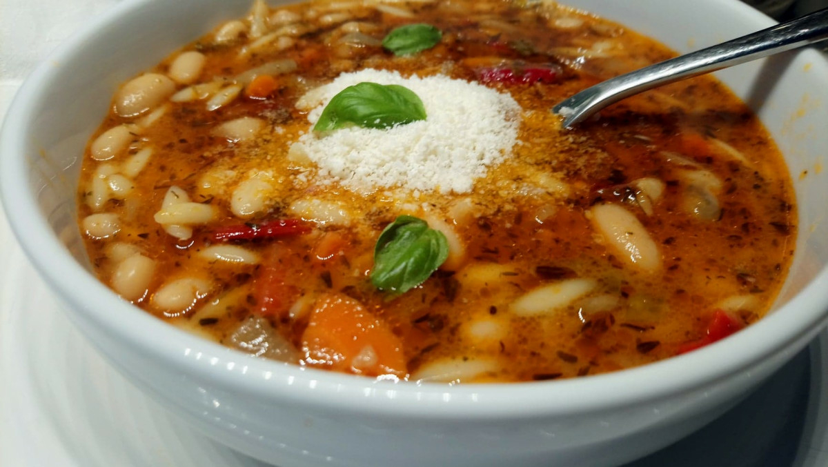 Поръсете с обилно количество пармезан и поднесете тази италианска супа
