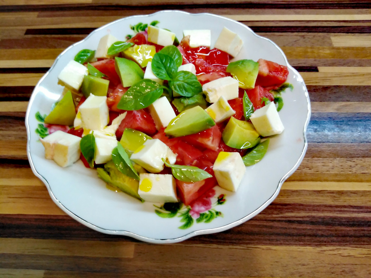 Свежа салата с моцарела, домати и авокадо - перфектен лек