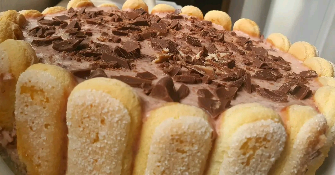 Изглежда много добре нашата бишкотена торта с шоколад и банан.