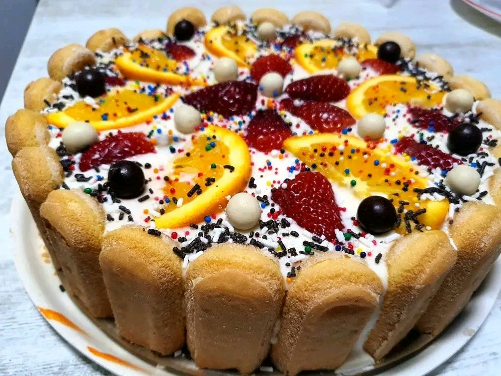 Торта с бишкоти и плодове е кусна и лесна торта
