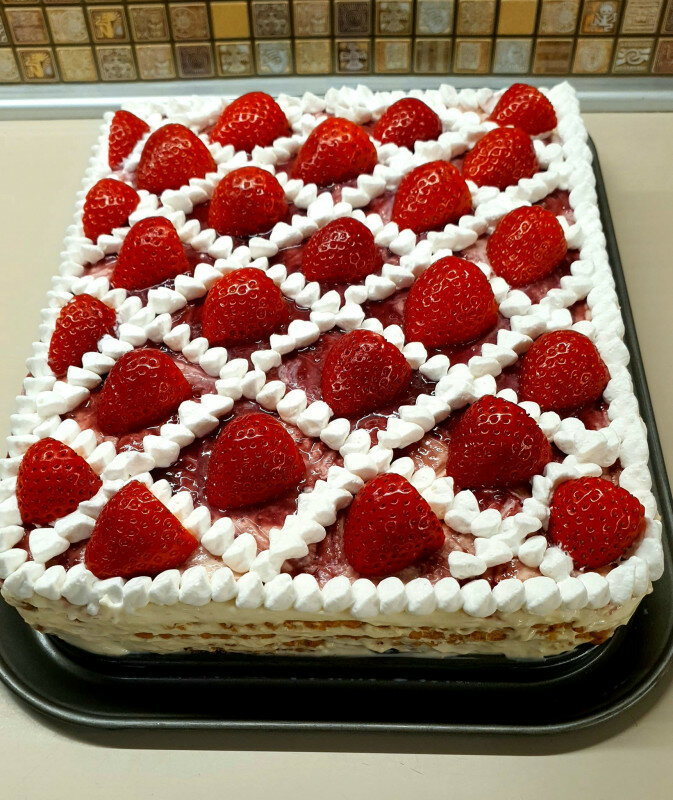 Пиршество за сетивата е тази торта с ягоди и маскарпонеНеобходими