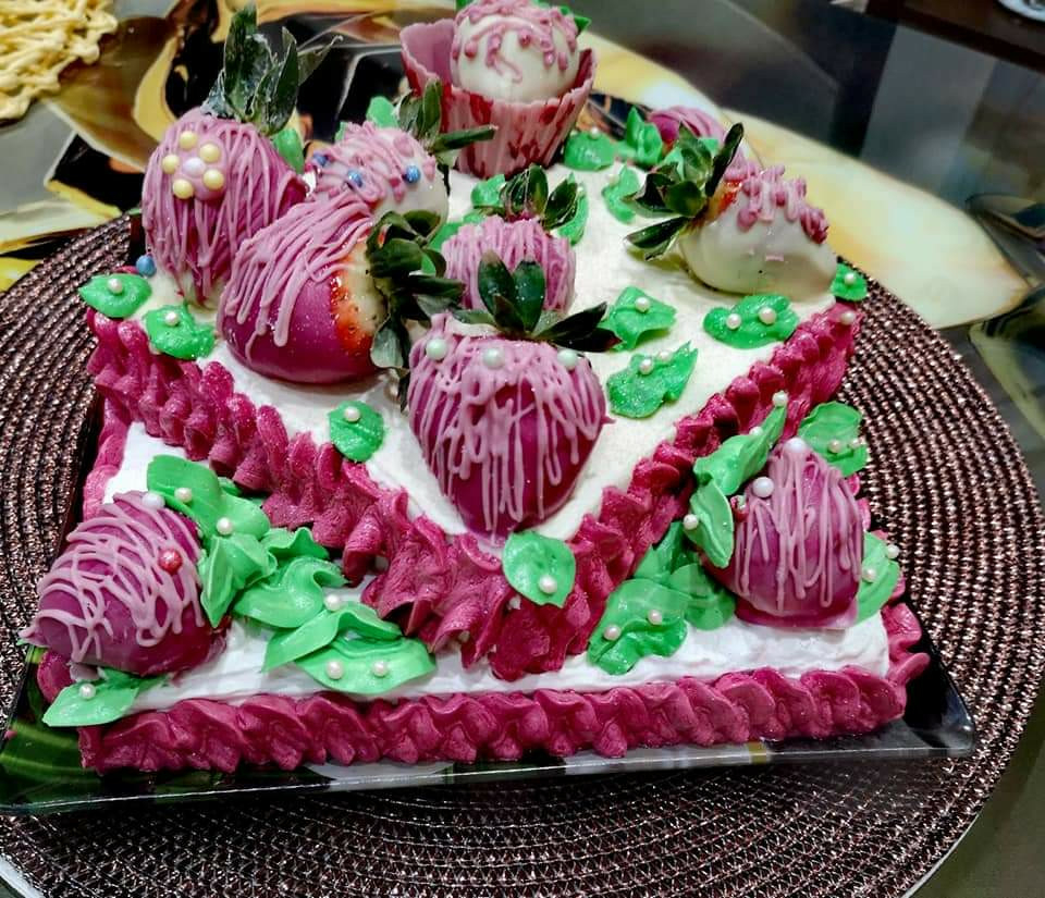 Ефектна бисквитена торта с шоколадови ягоди - направете деня специален