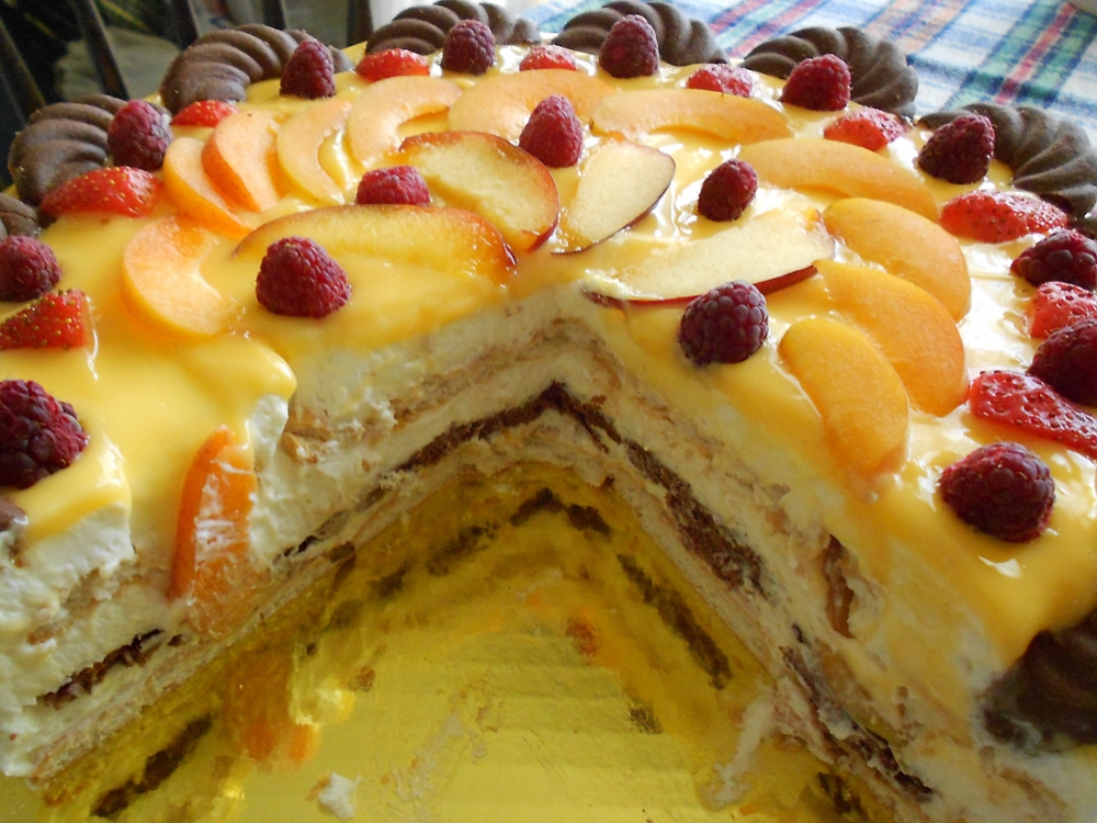 Тази невероятно вкусна и лека плодова бисквитена торта е изненадата