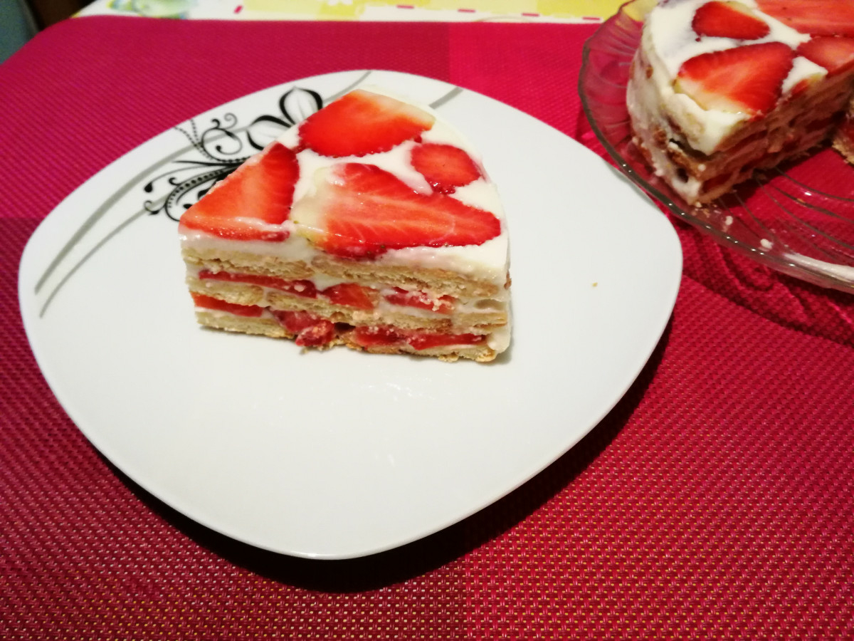 Лека приятна и много ароматна бисквитена торта с ягоди с