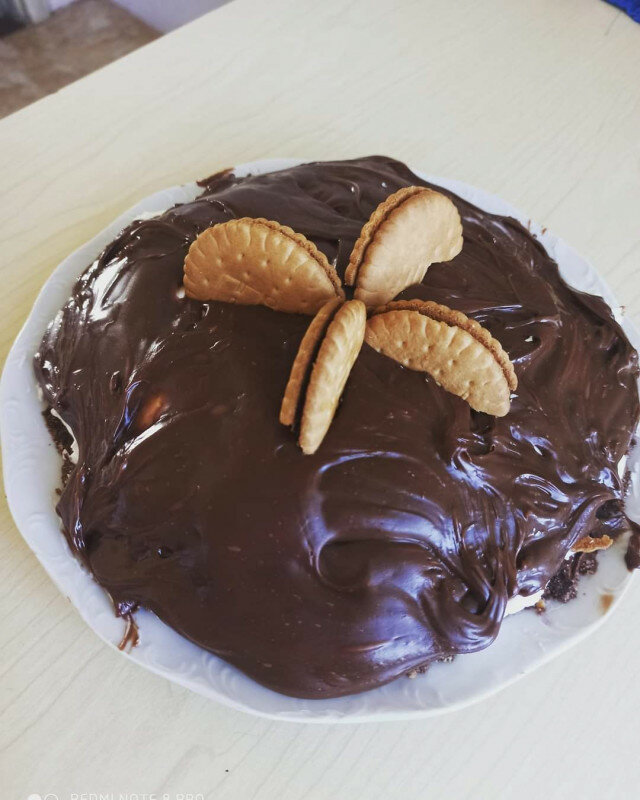 Тортата да е бисквитена, а глазурата - много шоколадова, това