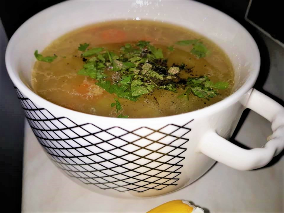 Поръсете със свеж магданоз и поднесете зеленчуковата супа с фиде
