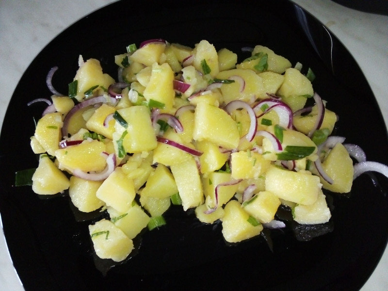 Супер гарнитура към всяко ястие - картофена салата с босилекНеобходими