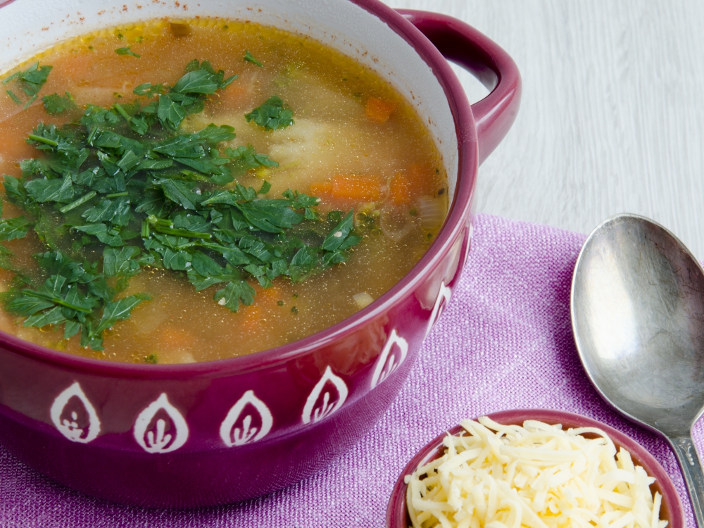 Поднесете на семейството си вкусна и полезна бистра супа с