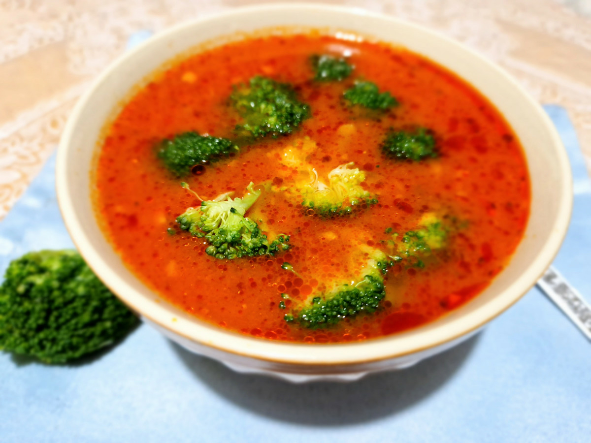 Добавете хрупкавите броколи към готовата доматена супа, разбъркайте и сервирайте