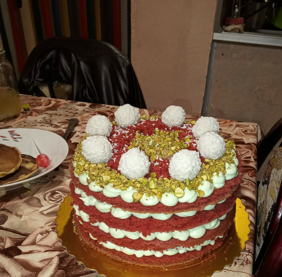 Неустоима празнична торта която да споделите с близки и приятелиНеобходими