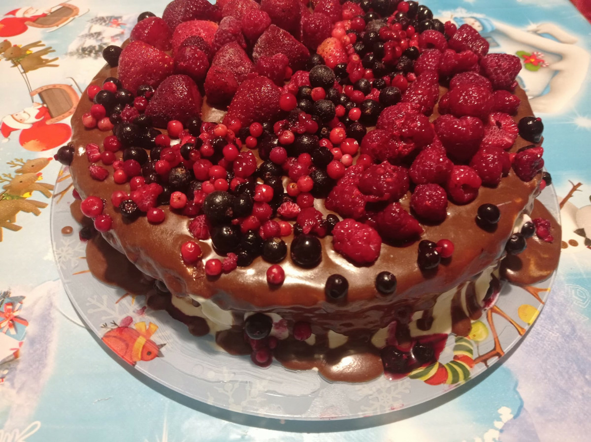 Великолепна шоколадова торта с горски плодове любима за делник