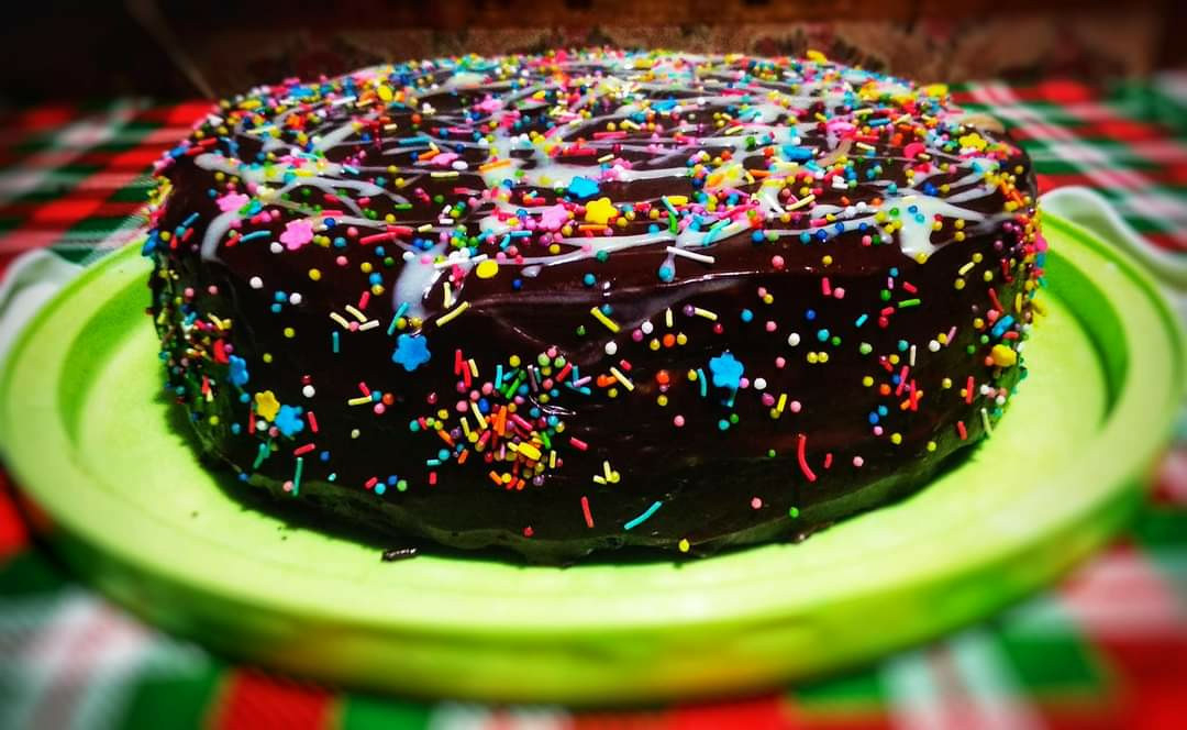 Като картинка е тази шоколадова торта със сладкоНеобходими Продукти● захар