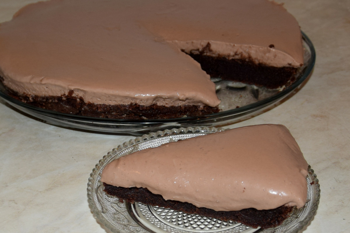 Шоколадова брауни торта истинско изкушениеНеобходими Продукти● За блата● черен