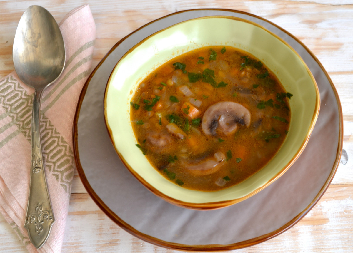 Добавете печурки към супата от леща за да опитате нещо